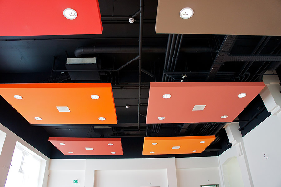 Cadres suspendus plafond colorés AeroCustom